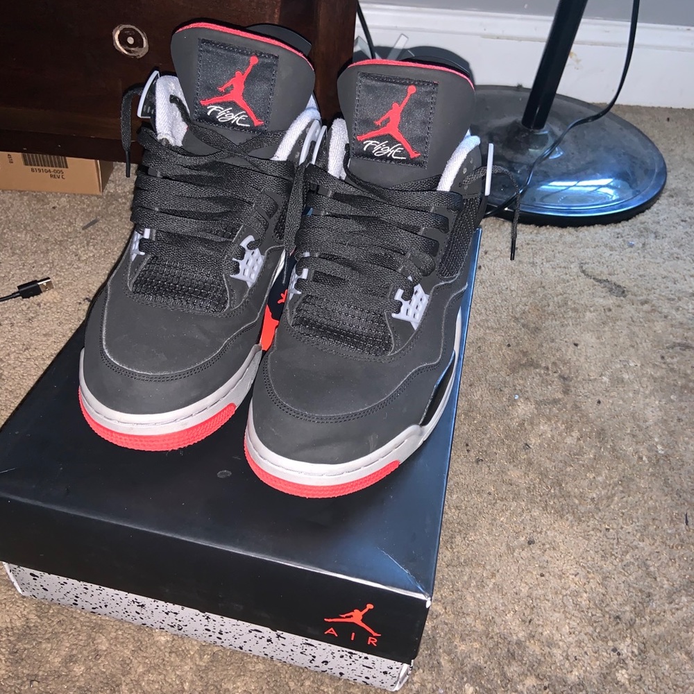 Air Jordan 4 Bred